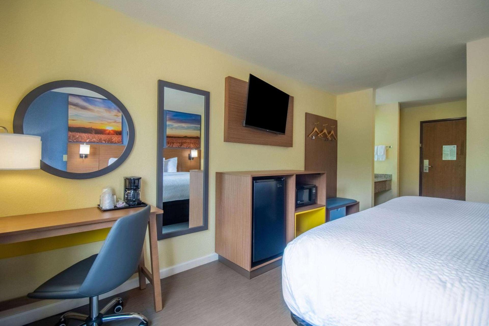 Days Inn by Wyndham Evansdale Waterloo photo 11