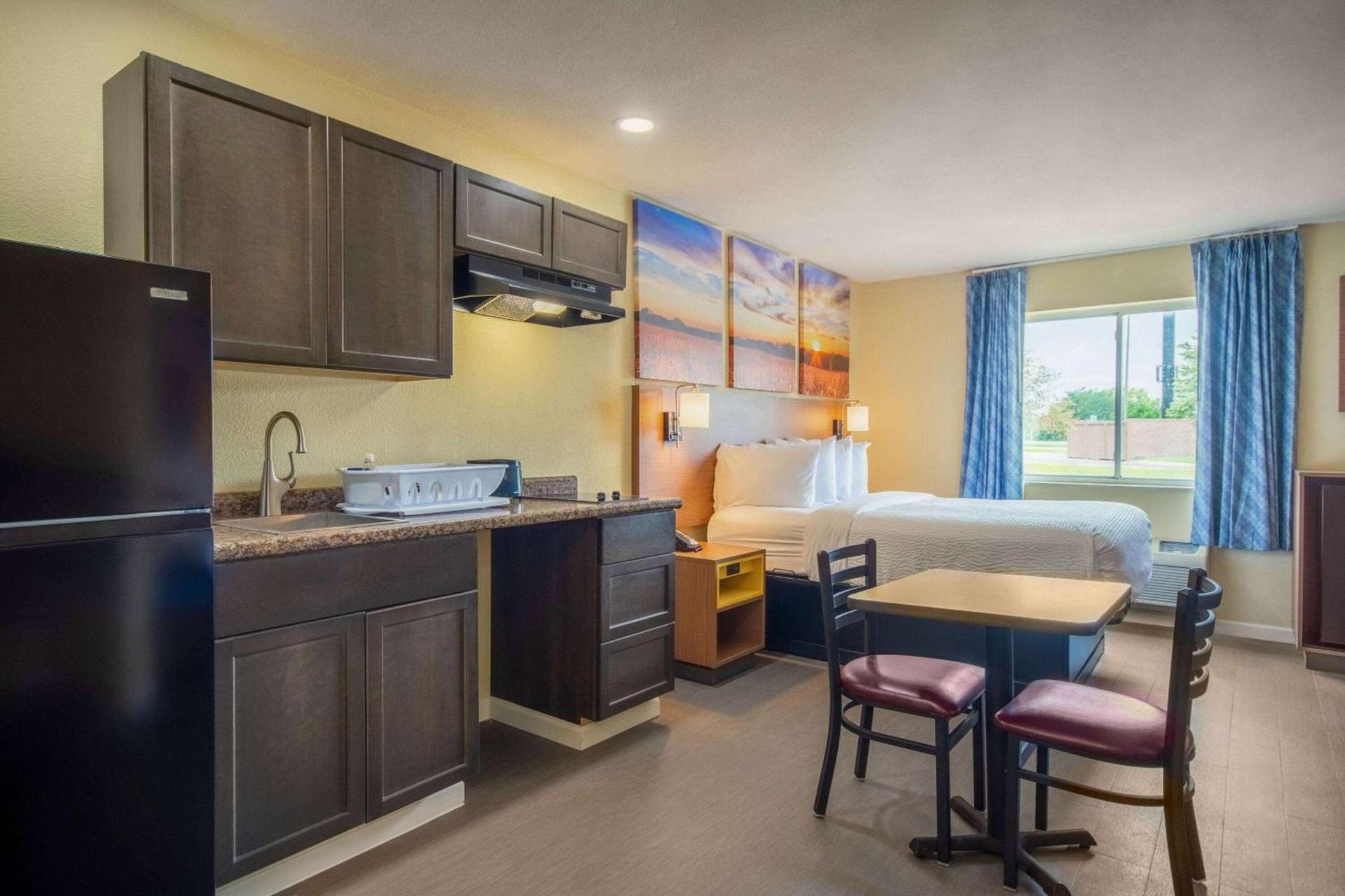 Days Inn by Wyndham Evansdale Waterloo photo 26