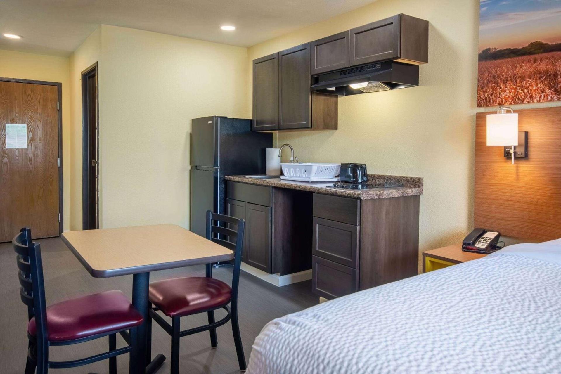 Days Inn by Wyndham Evansdale Waterloo photo 29