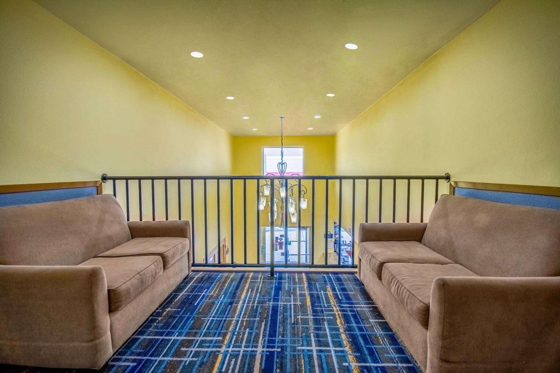 Days Inn by Wyndham Evansdale Waterloo photo 30