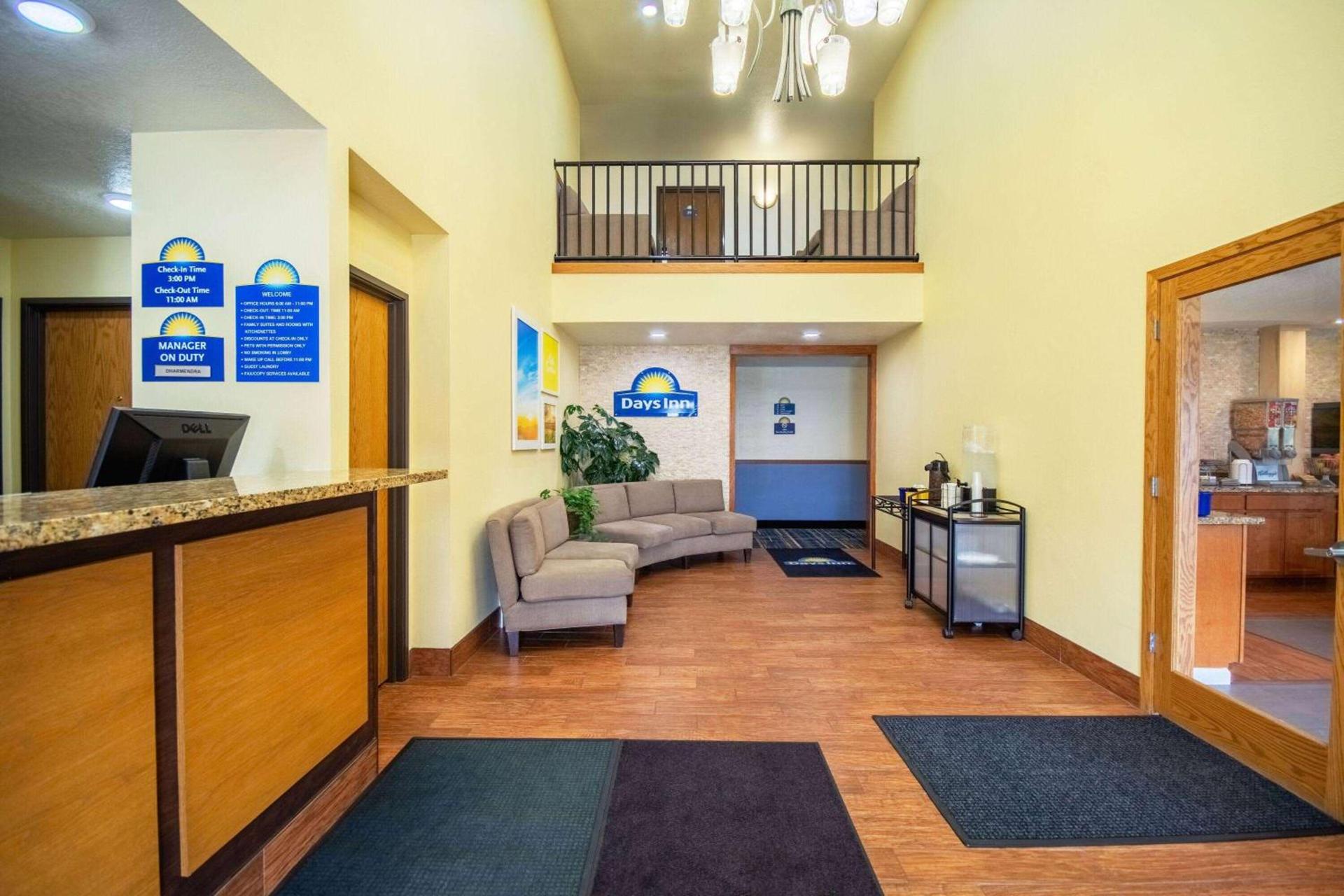 Days Inn by Wyndham Evansdale Waterloo photo 32
