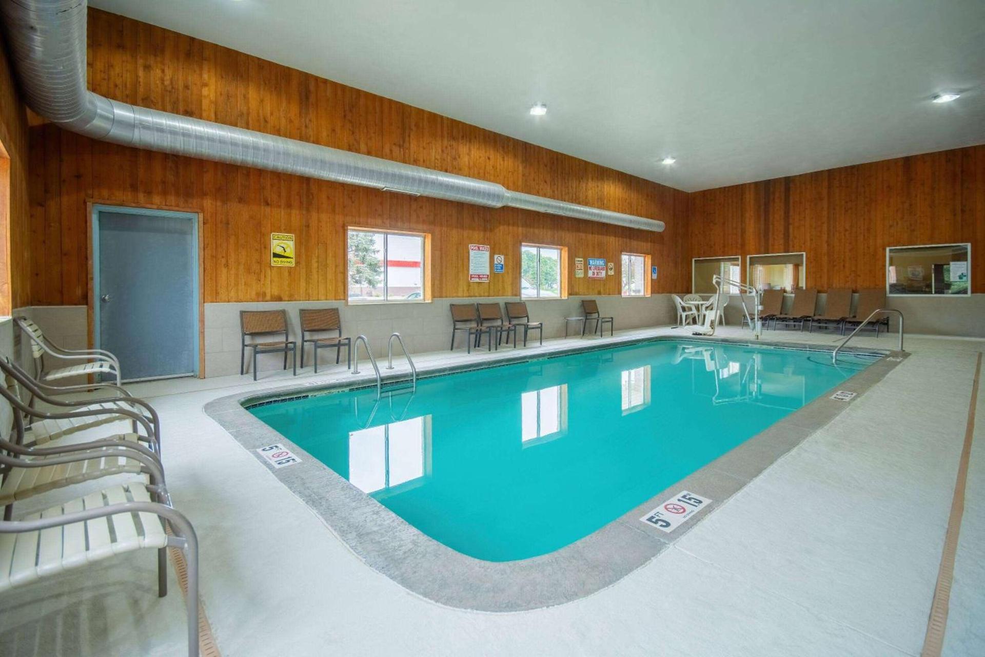 Days Inn by Wyndham Evansdale Waterloo photo 33