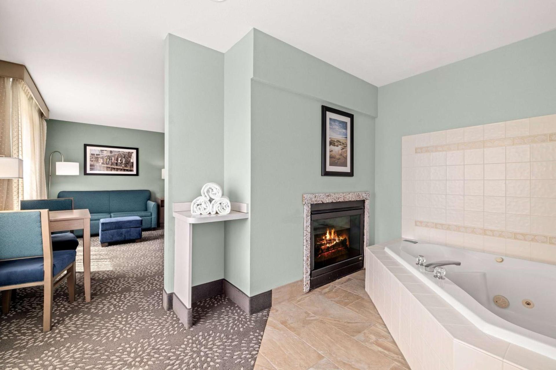 La Quinta by Wyndham Newport photo 41
