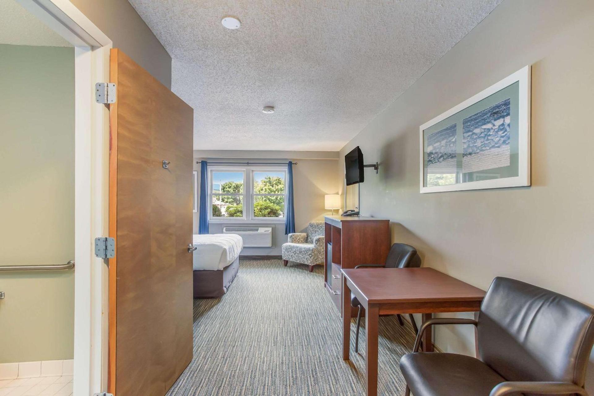 Quality Inn & Suites Gorham Riverside photo 17