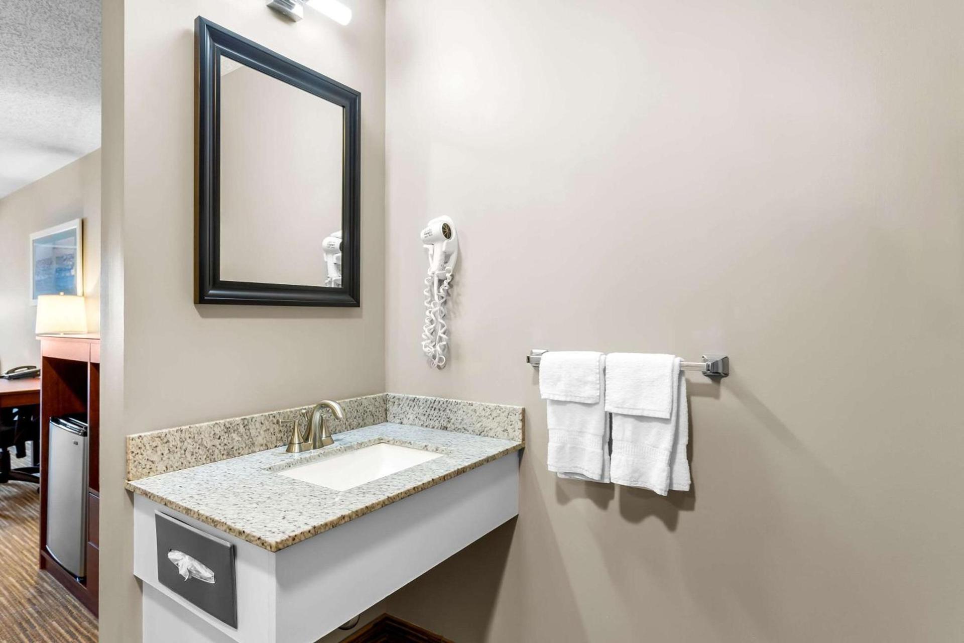 Quality Inn & Suites Gorham Riverside photo 21