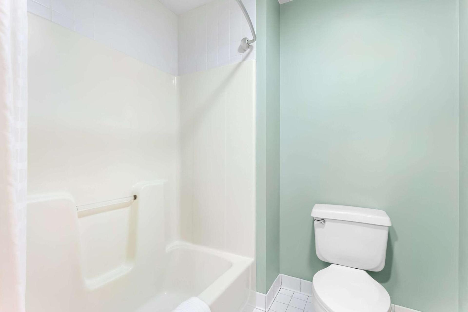 Quality Inn & Suites Gorham Riverside photo 22