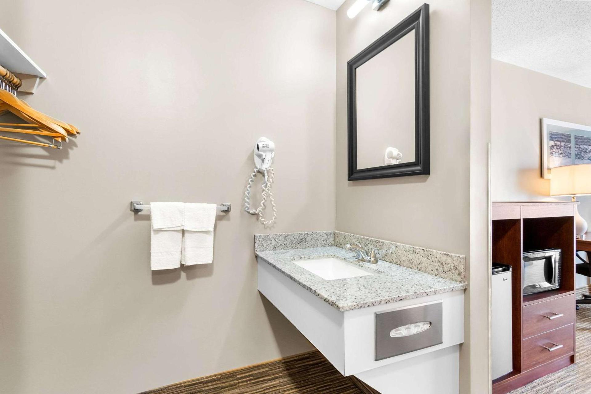 Quality Inn & Suites Gorham Riverside photo 27
