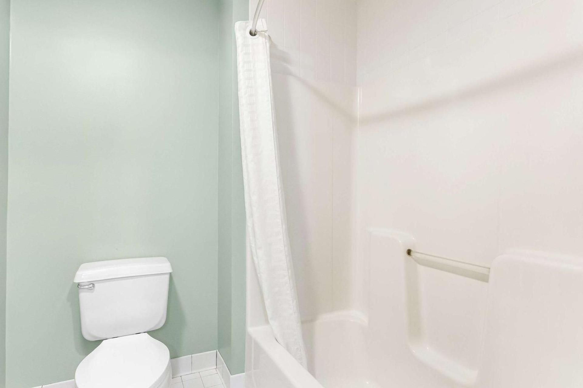 Quality Inn & Suites Gorham Riverside photo 28