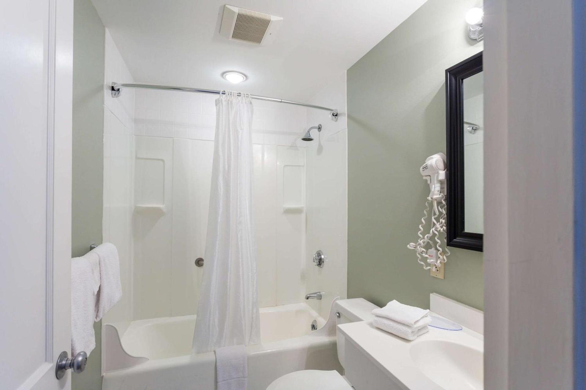 Quality Inn & Suites Gorham Riverside photo 29