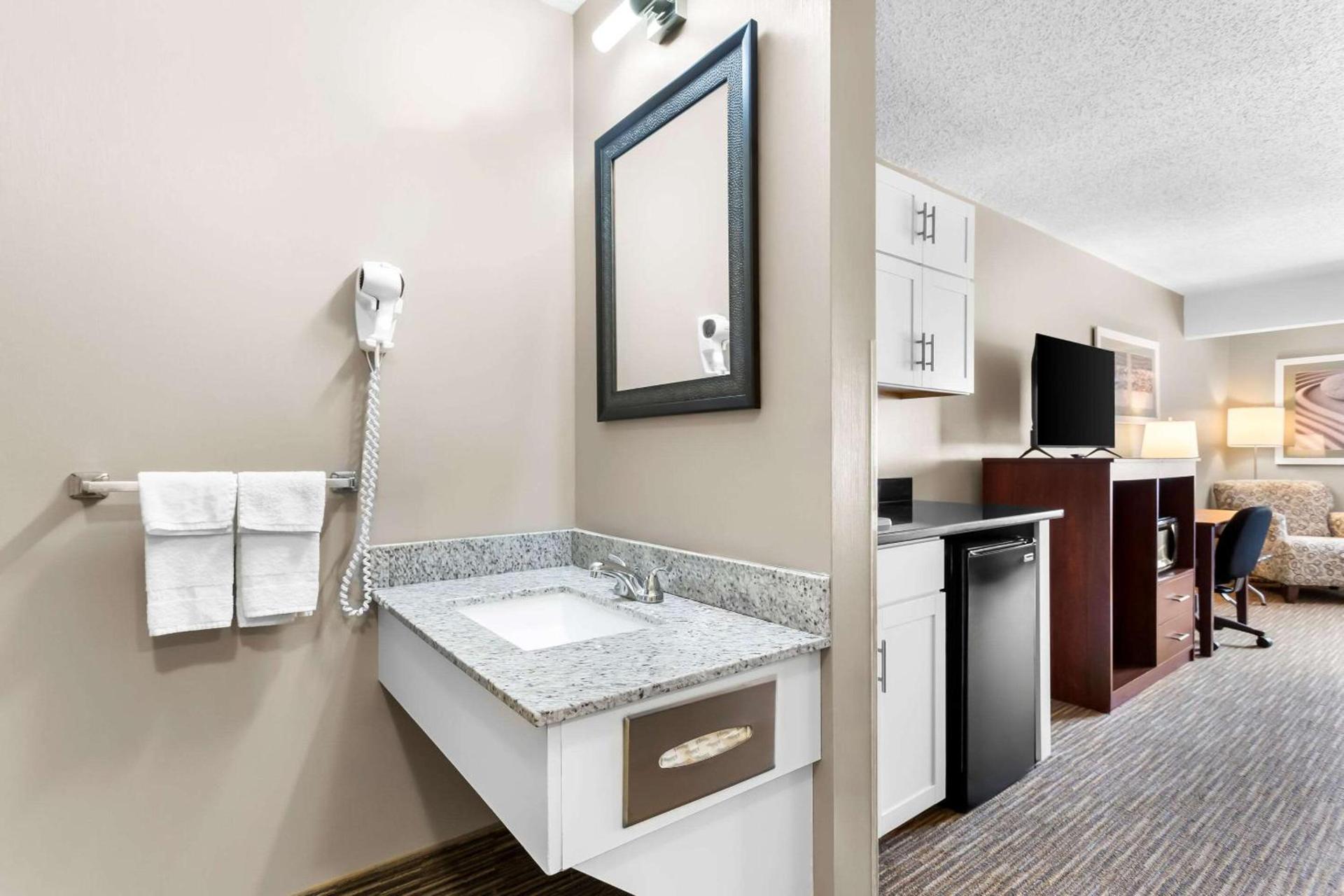 Quality Inn & Suites Gorham Riverside photo 36