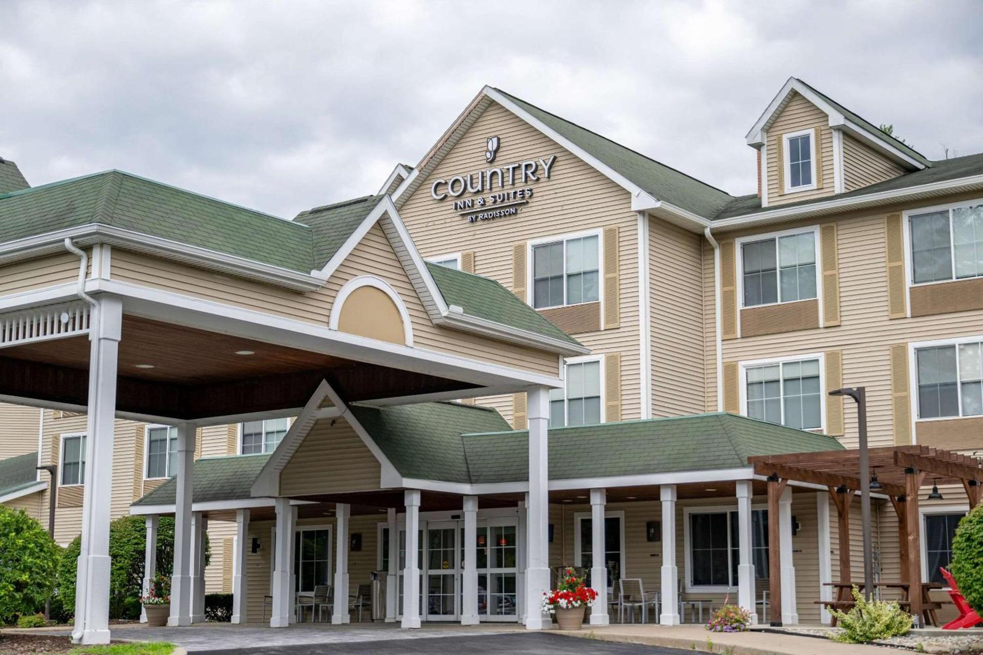 Country Inn & Suites by Radisson, Queensbury - Lake George , NY — hotel in Lake George