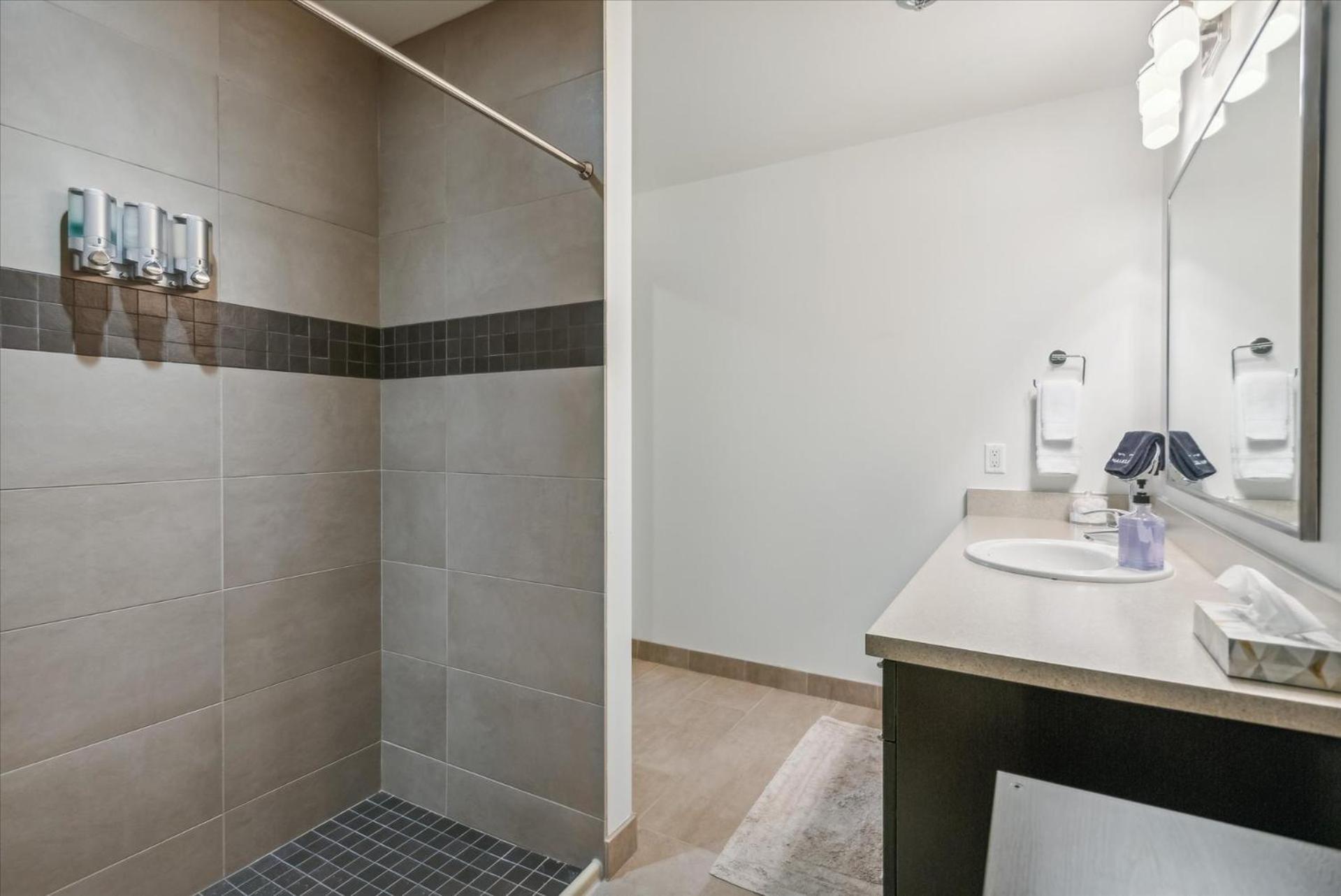 VioletSuitesPDX Boutique Hotel photo 91