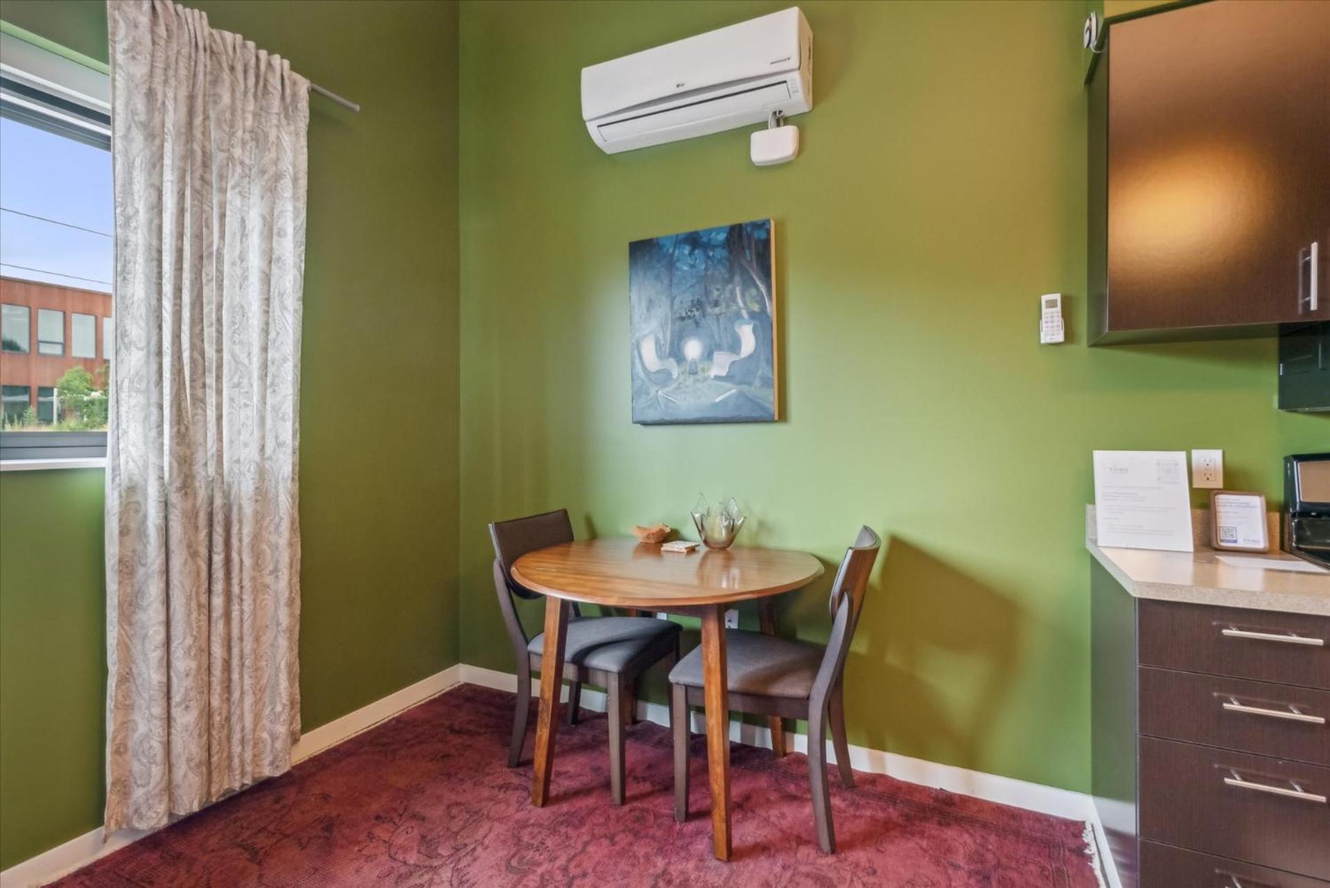 VioletSuitesPDX Boutique Hotel photo 92