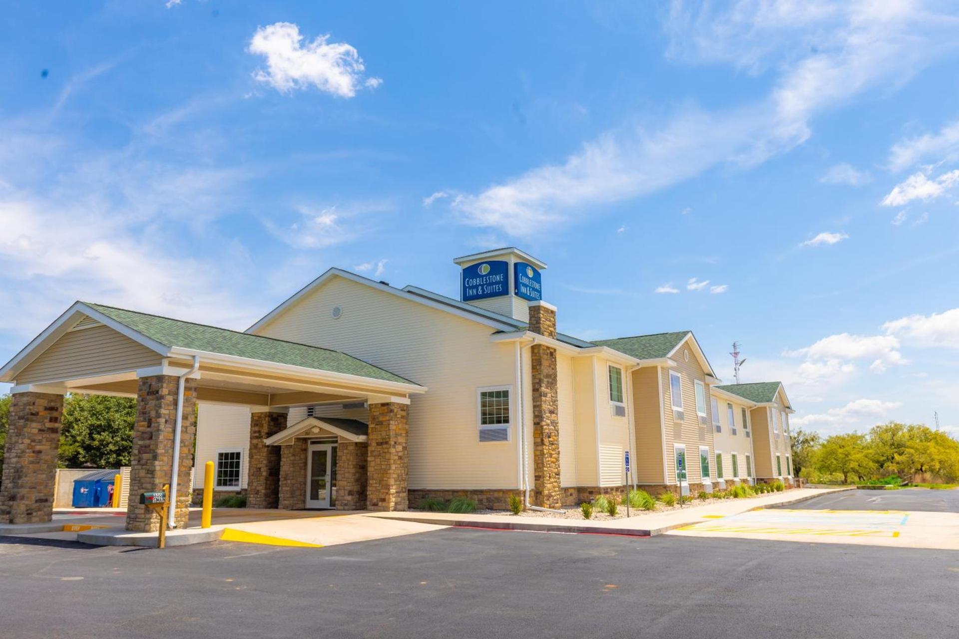 Cobblestone Inn & Suites - Winters photo 1