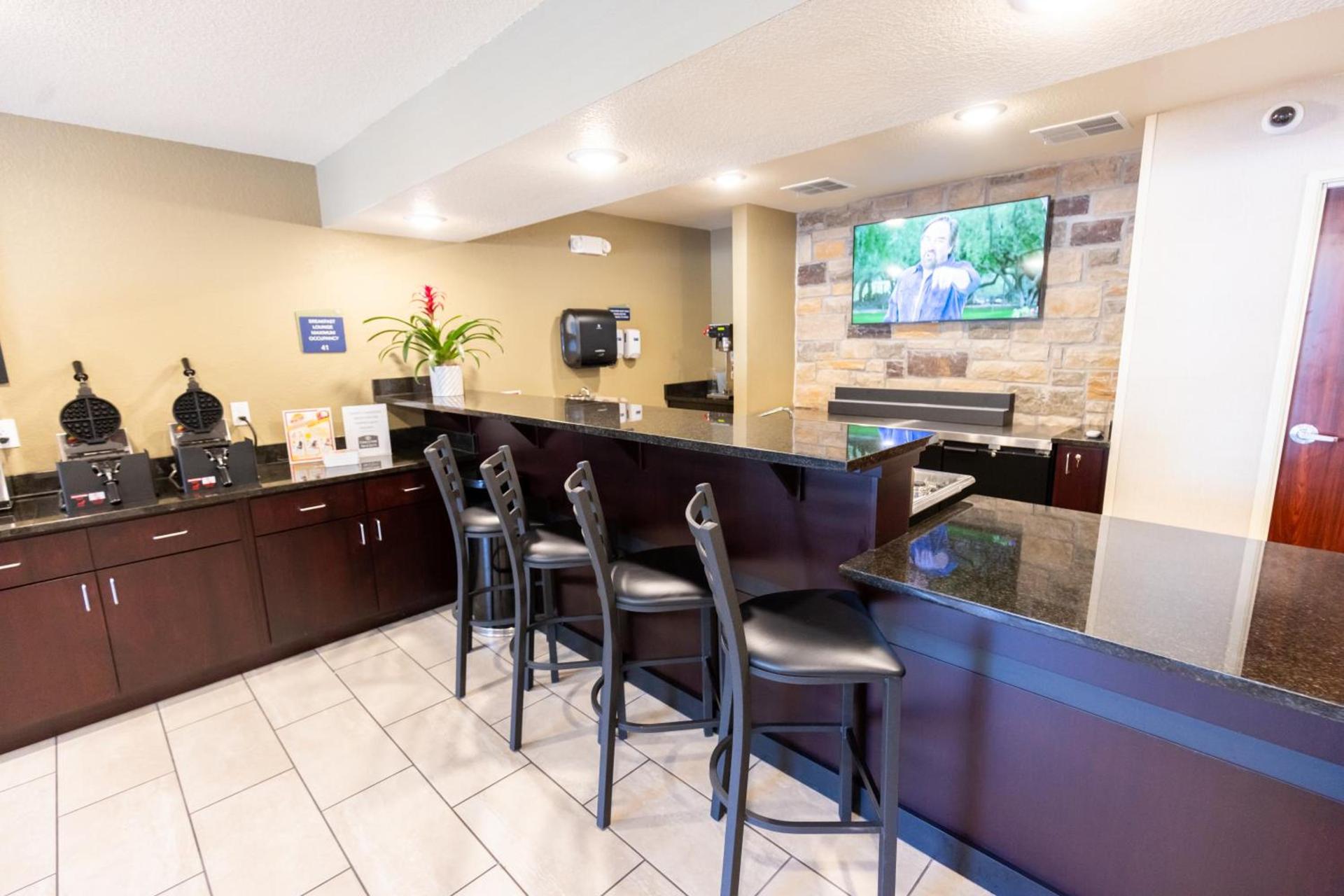 Cobblestone Inn & Suites - Winters photo 18