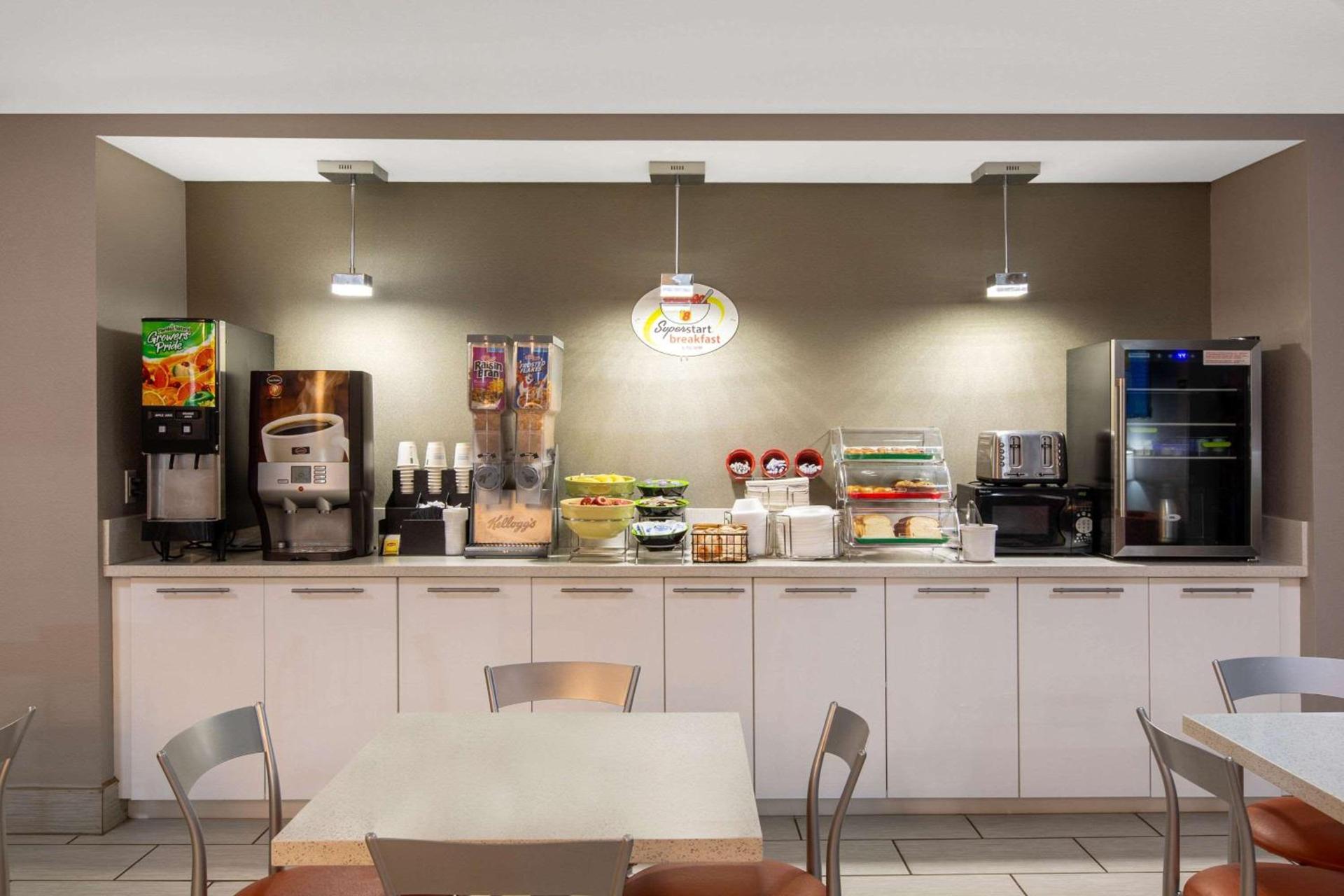 Super 8 by Wyndham Ottawa photo 5