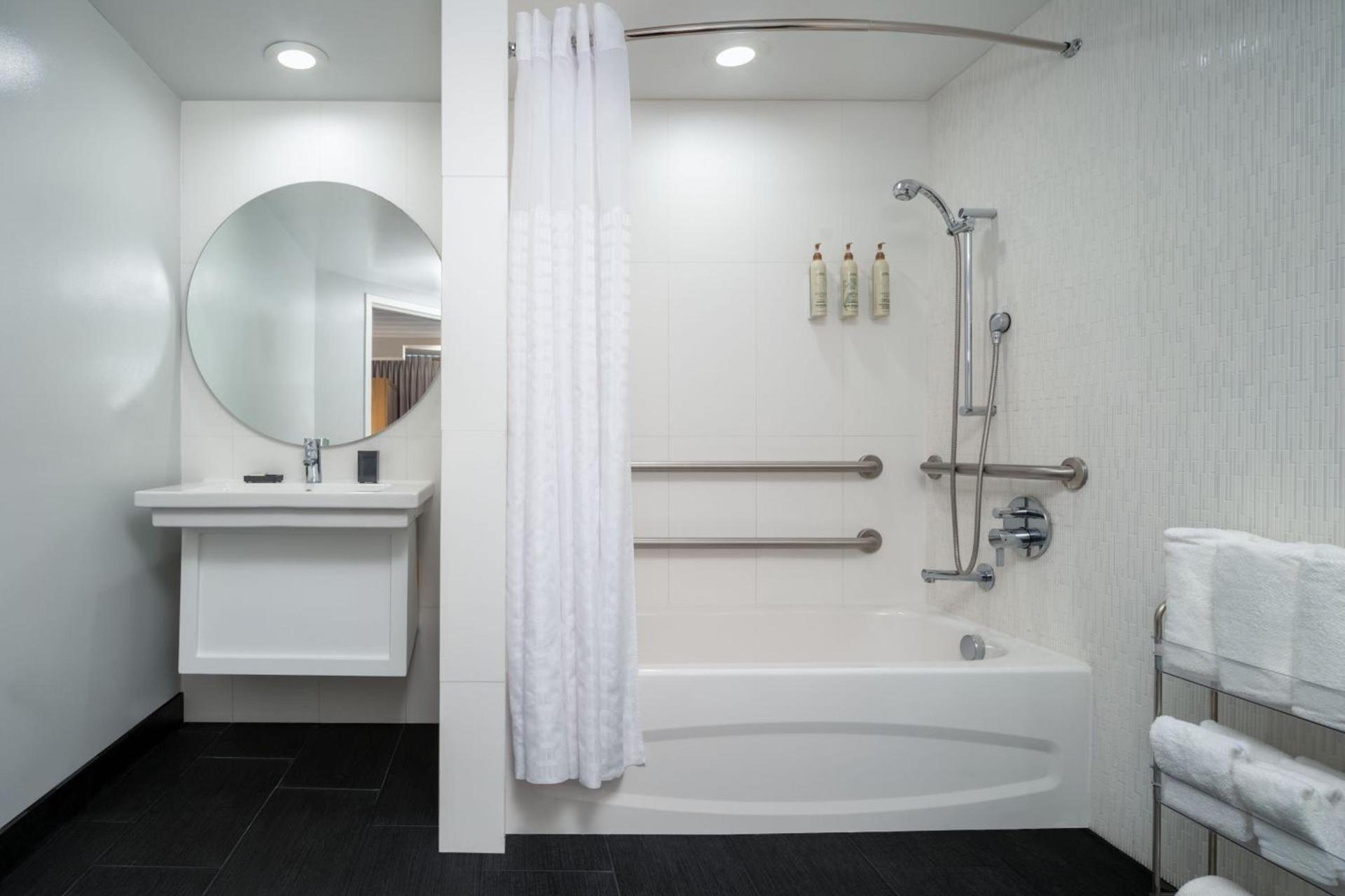 Renaissance Orlando Resort - Disney Springs Area - Free Shuttle to Disney Parks & Early Entry Benefits photo 11