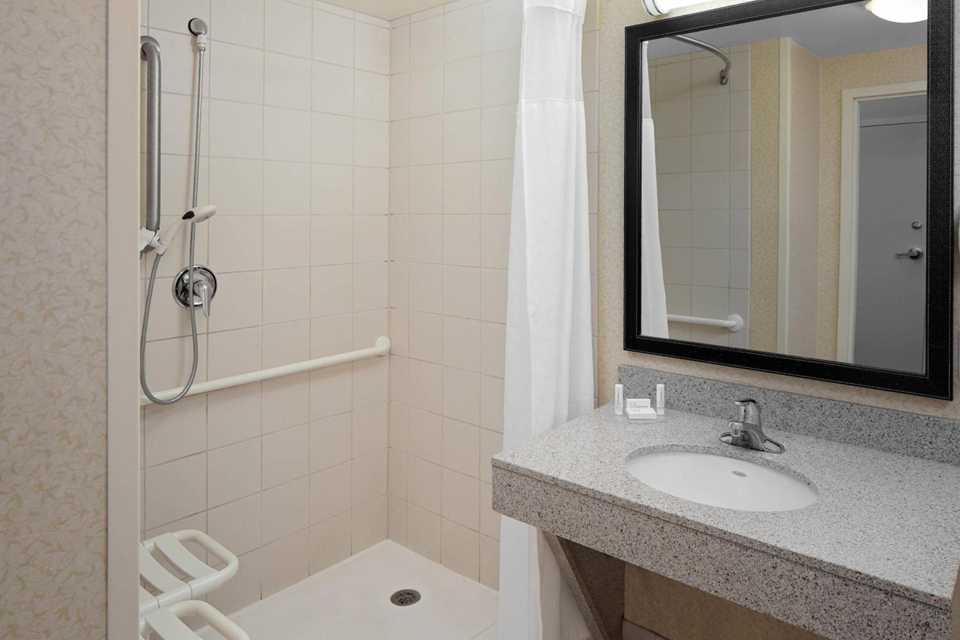 Fairfield Inn & Suites by Marriott Detroit Metro Airport Romulus photo 13