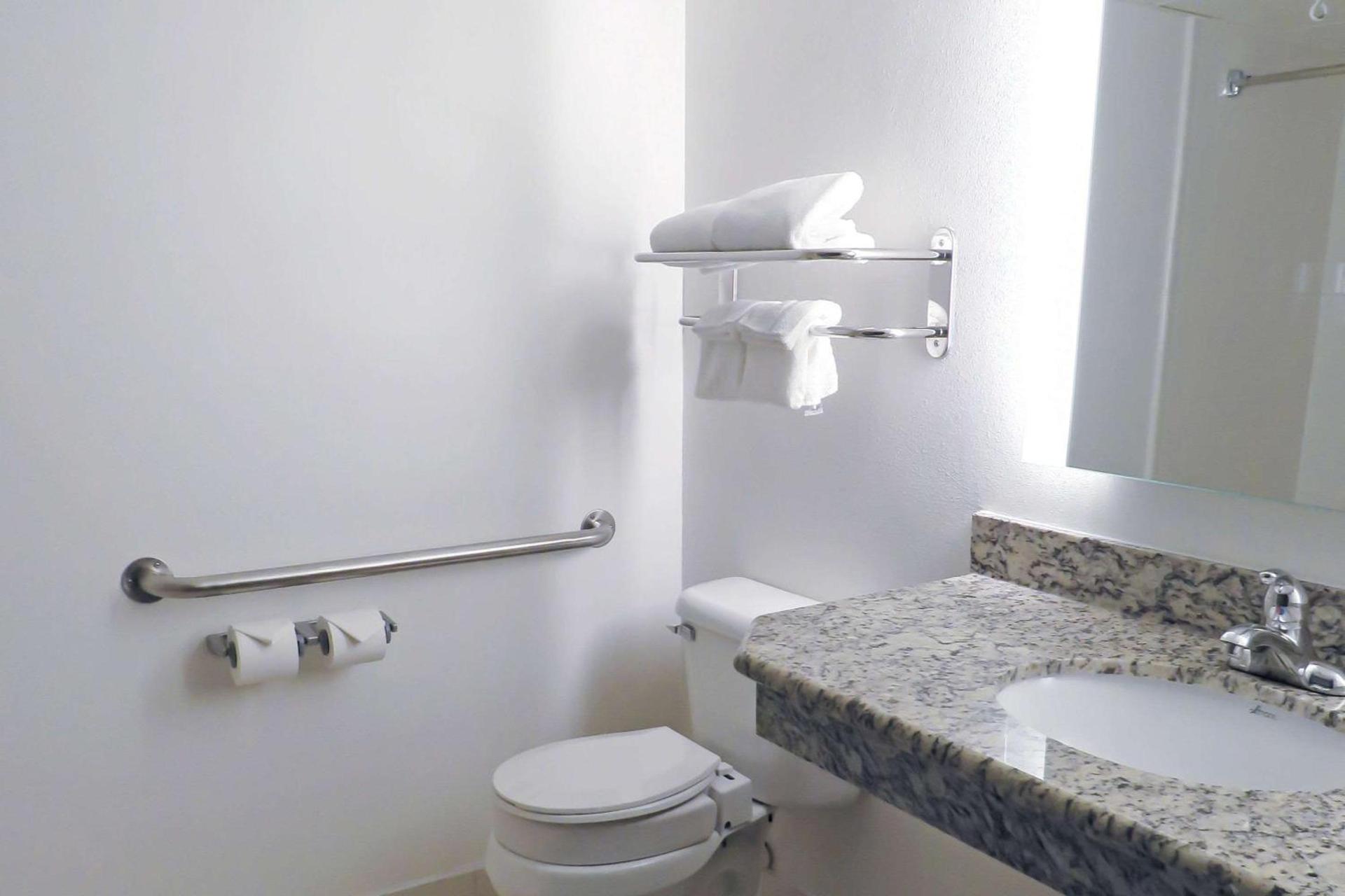 Quality Inn & Suites Everett photo 14