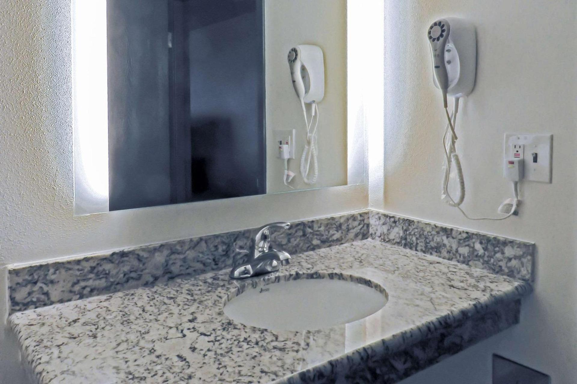 Quality Inn & Suites Everett photo 15