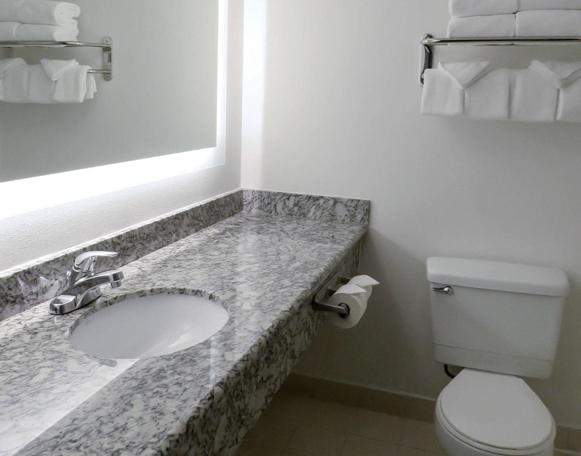 Quality Inn & Suites Everett photo 16
