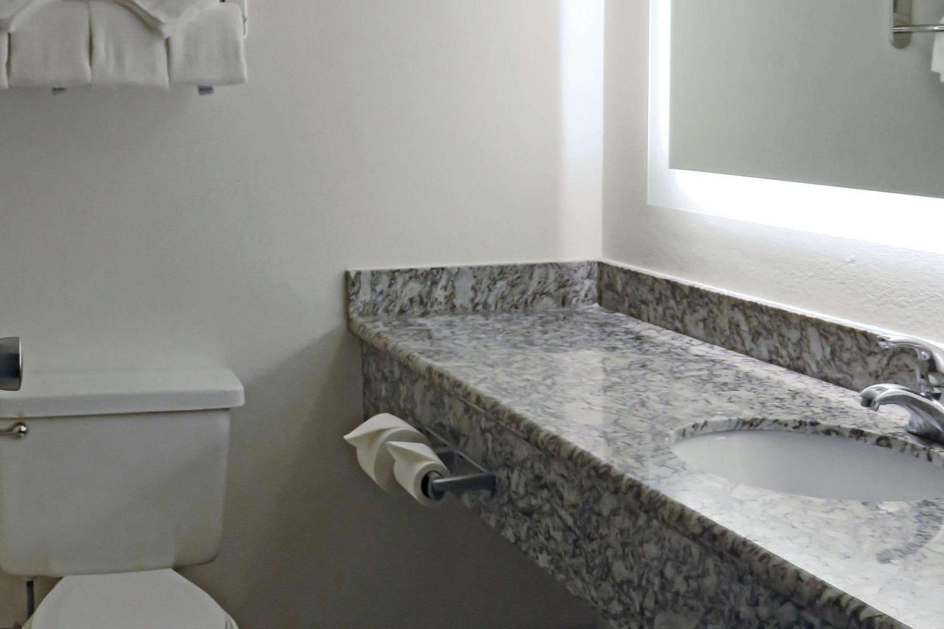 Quality Inn & Suites Everett photo 17