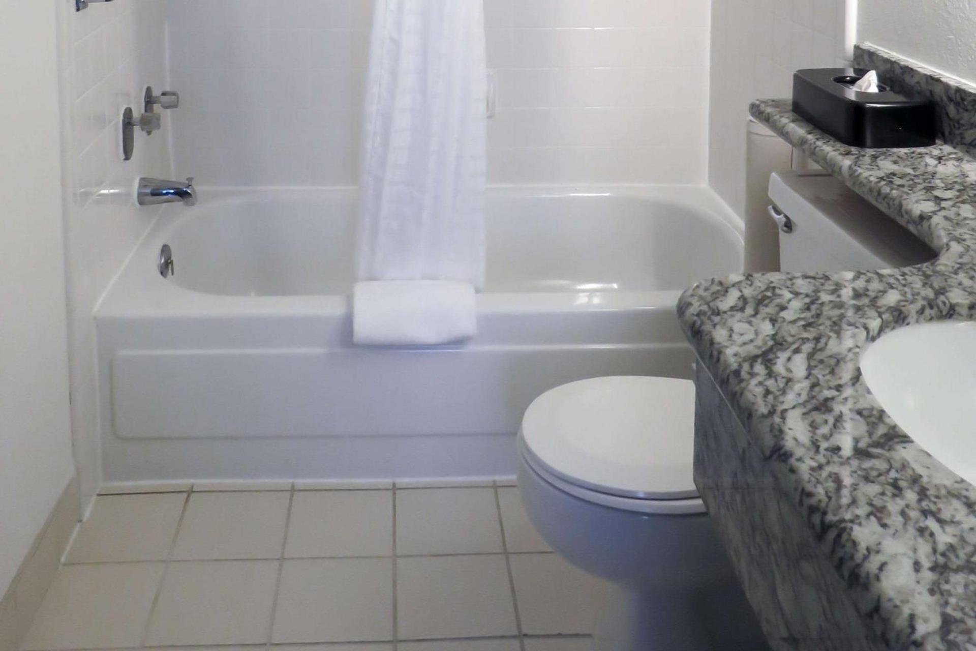 Quality Inn & Suites Everett photo 26