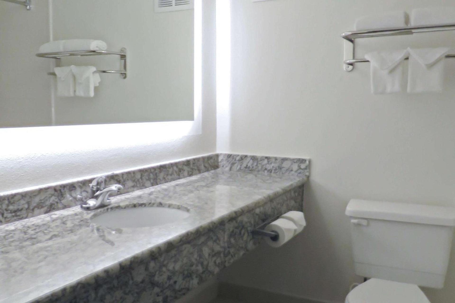 Quality Inn & Suites Everett photo 27