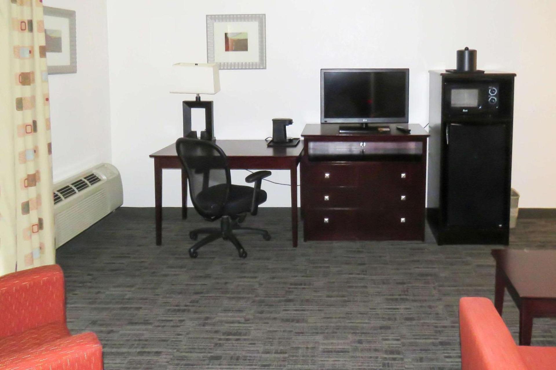 Quality Inn & Suites Everett photo 36