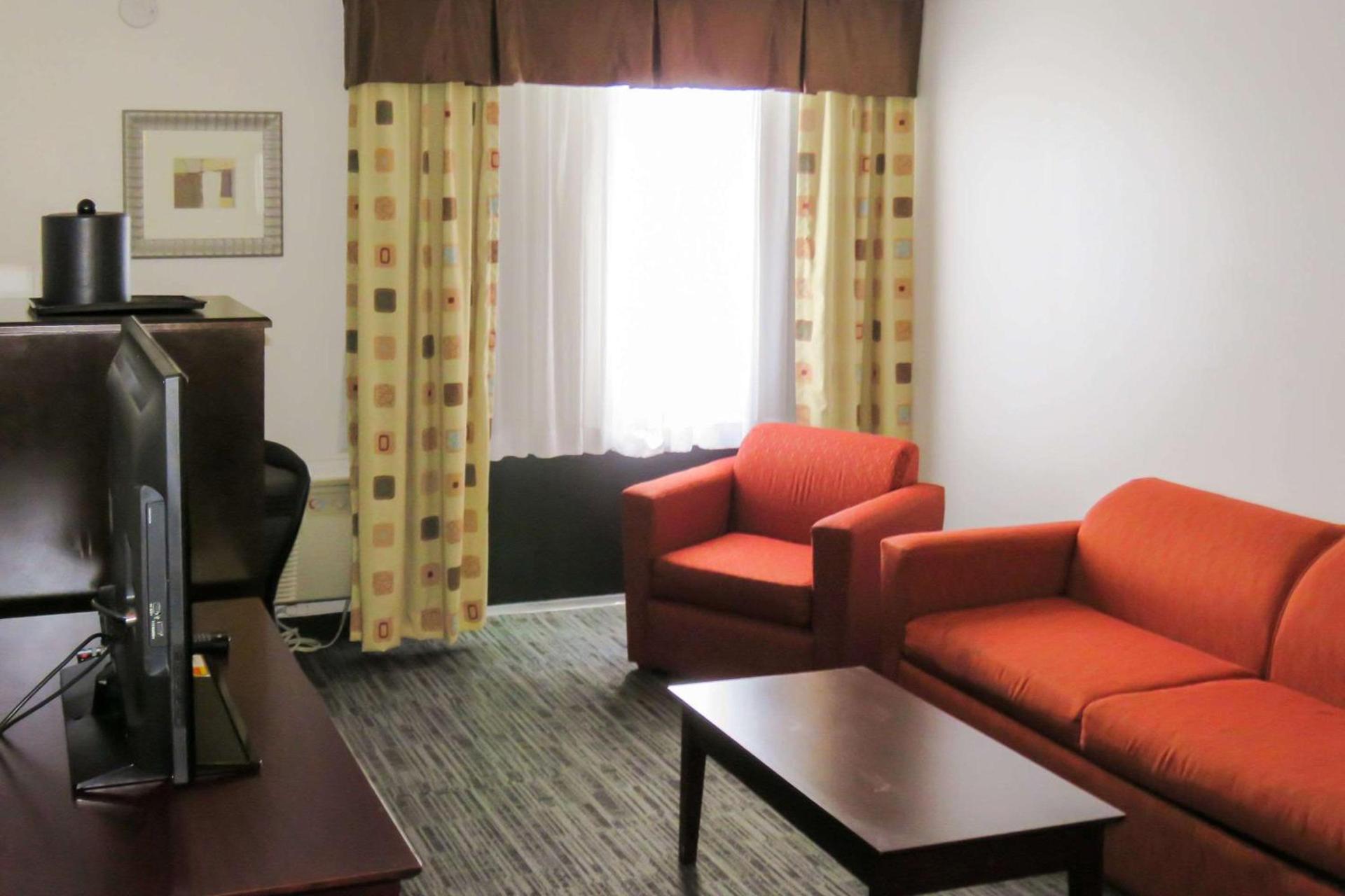 Quality Inn & Suites Everett photo 39