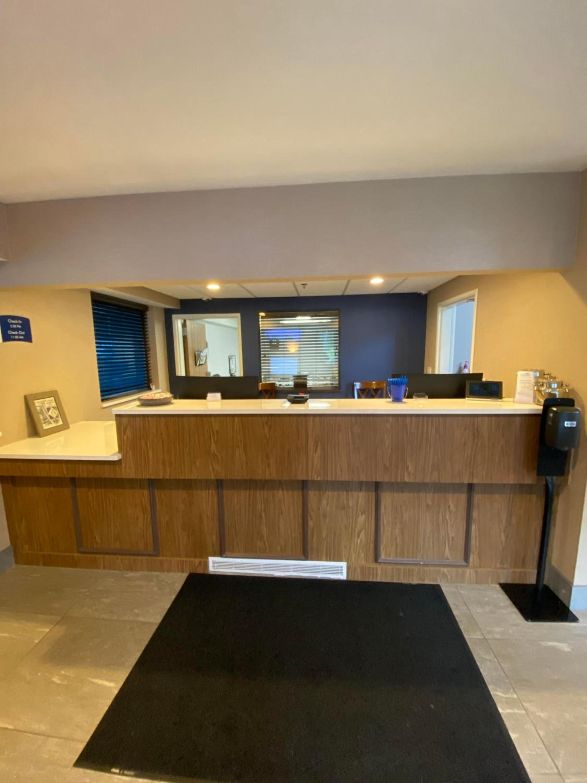 Beachfront Hotel Houghton Lake photo 37