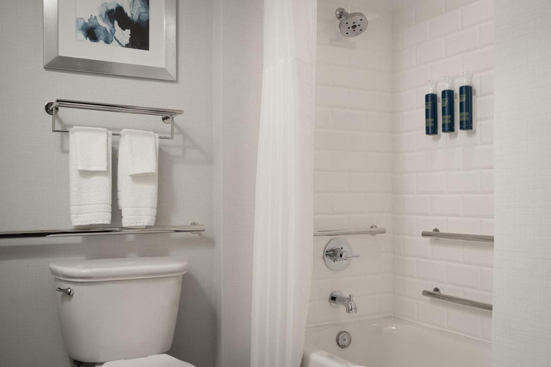 Four Points by Sheraton Milwaukee North Shore photo 17