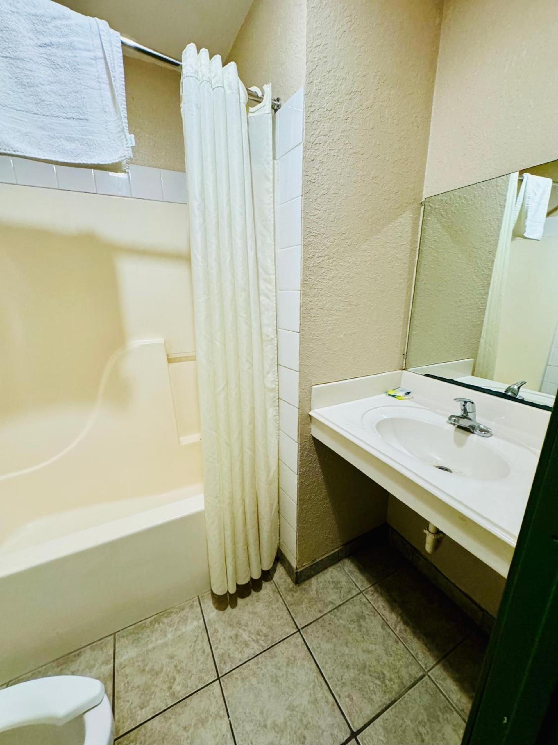 Bostonian Inn & Suites photo 16
