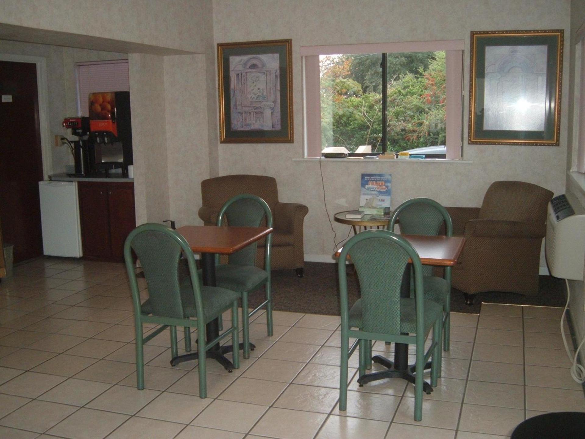 Super 8 by Wyndham Laurel photo 27