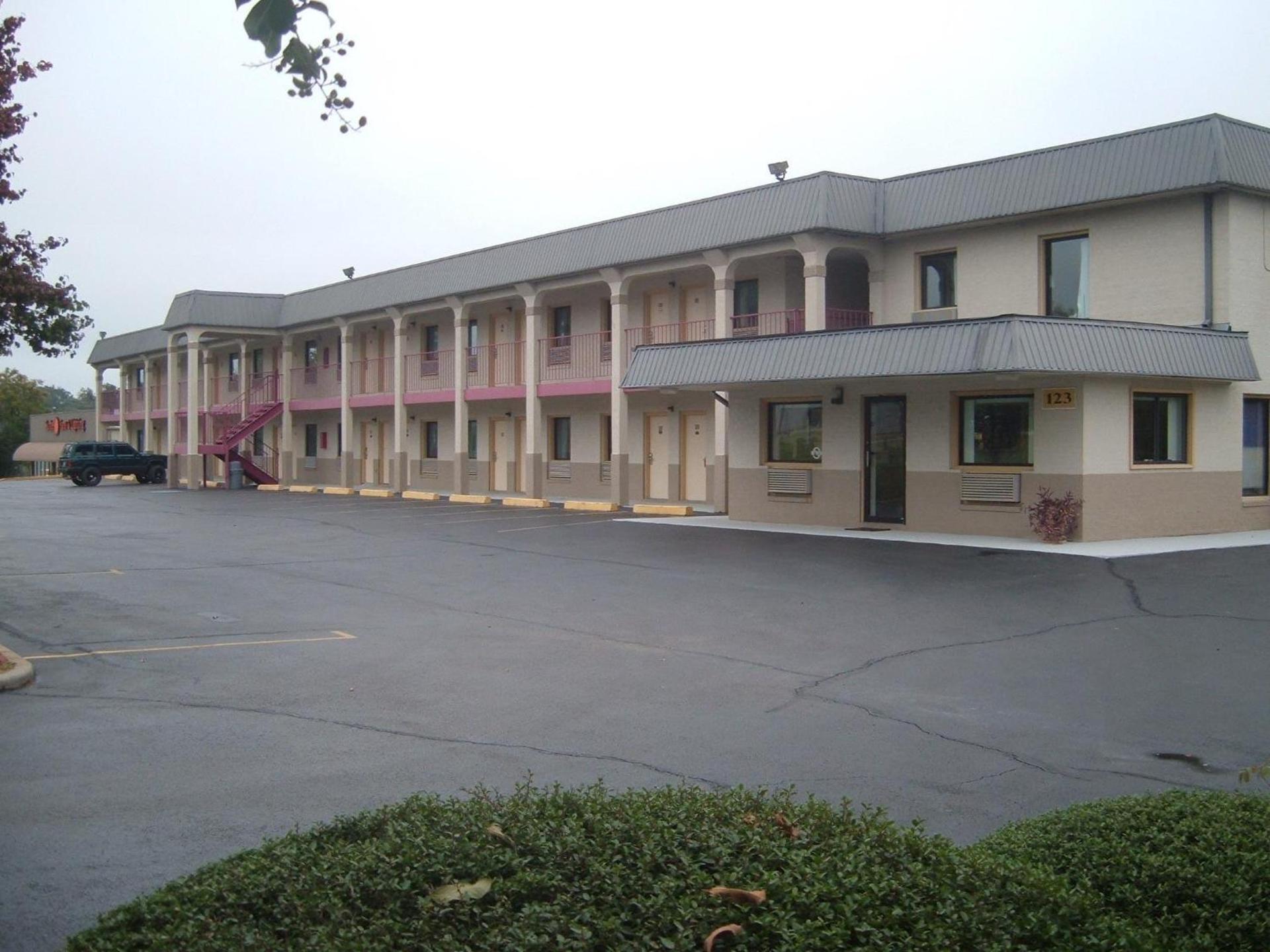 Super 8 by Wyndham Laurel photo 25