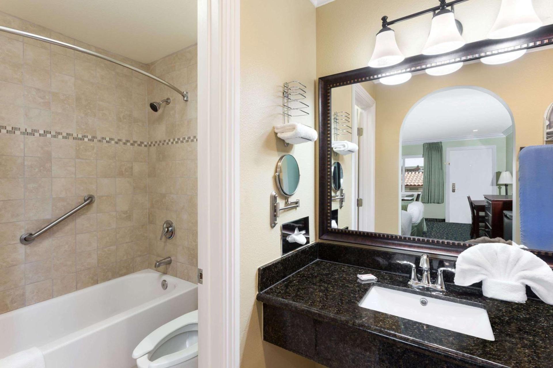 Travelodge by Wyndham Orange County Airport/ Costa Mesa photo 18