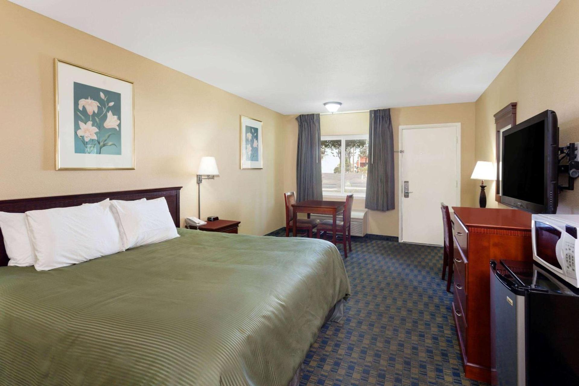 Travelodge by Wyndham Orange County Airport/ Costa Mesa photo 24
