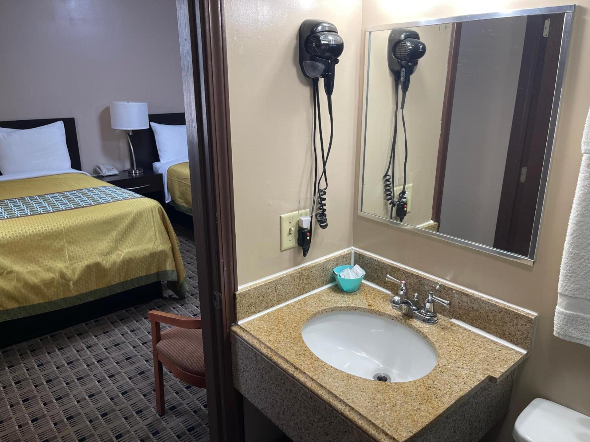 Economy Inn & Suites photo 42