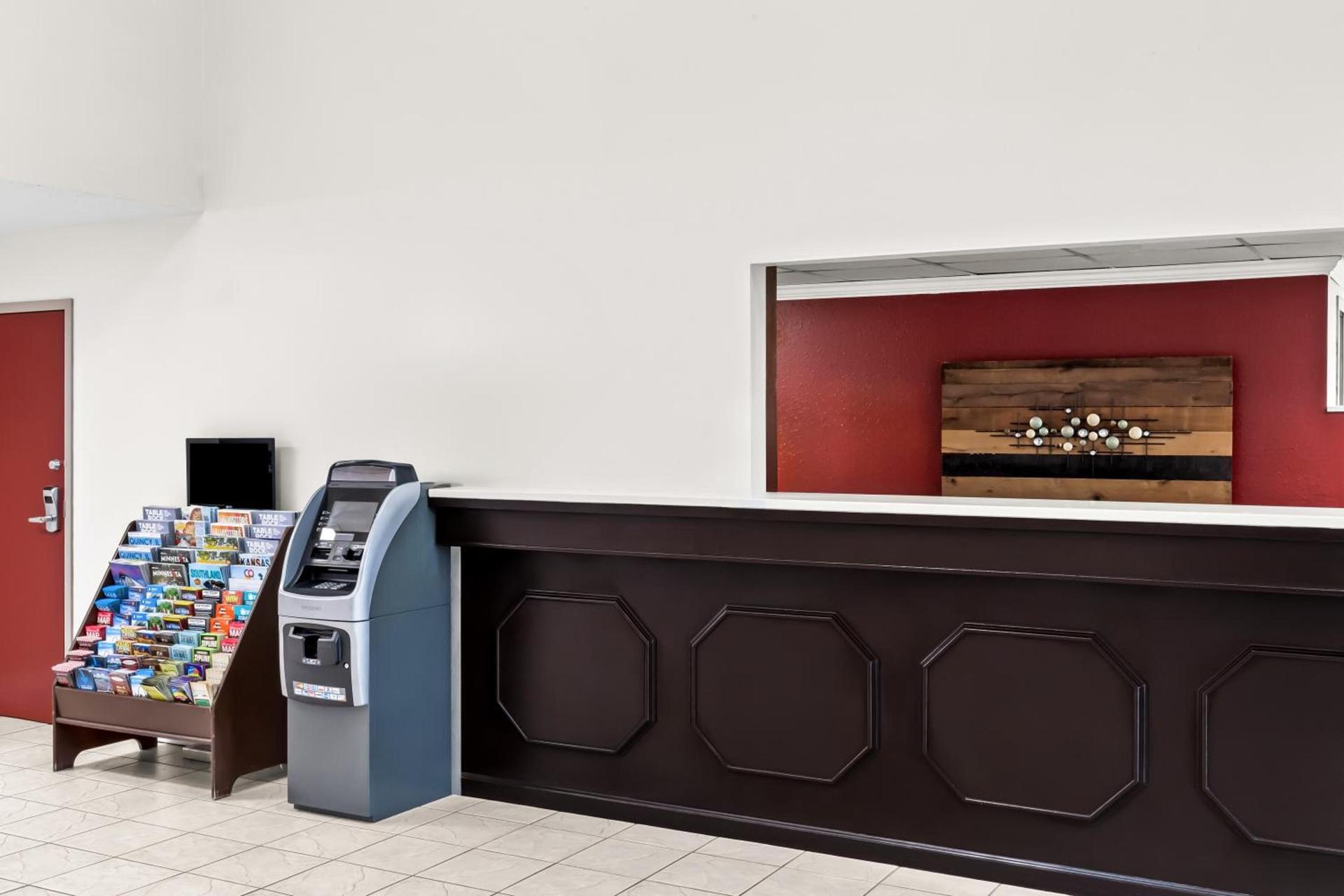 Red Lion Inn & Suites Saint Louis photo 11