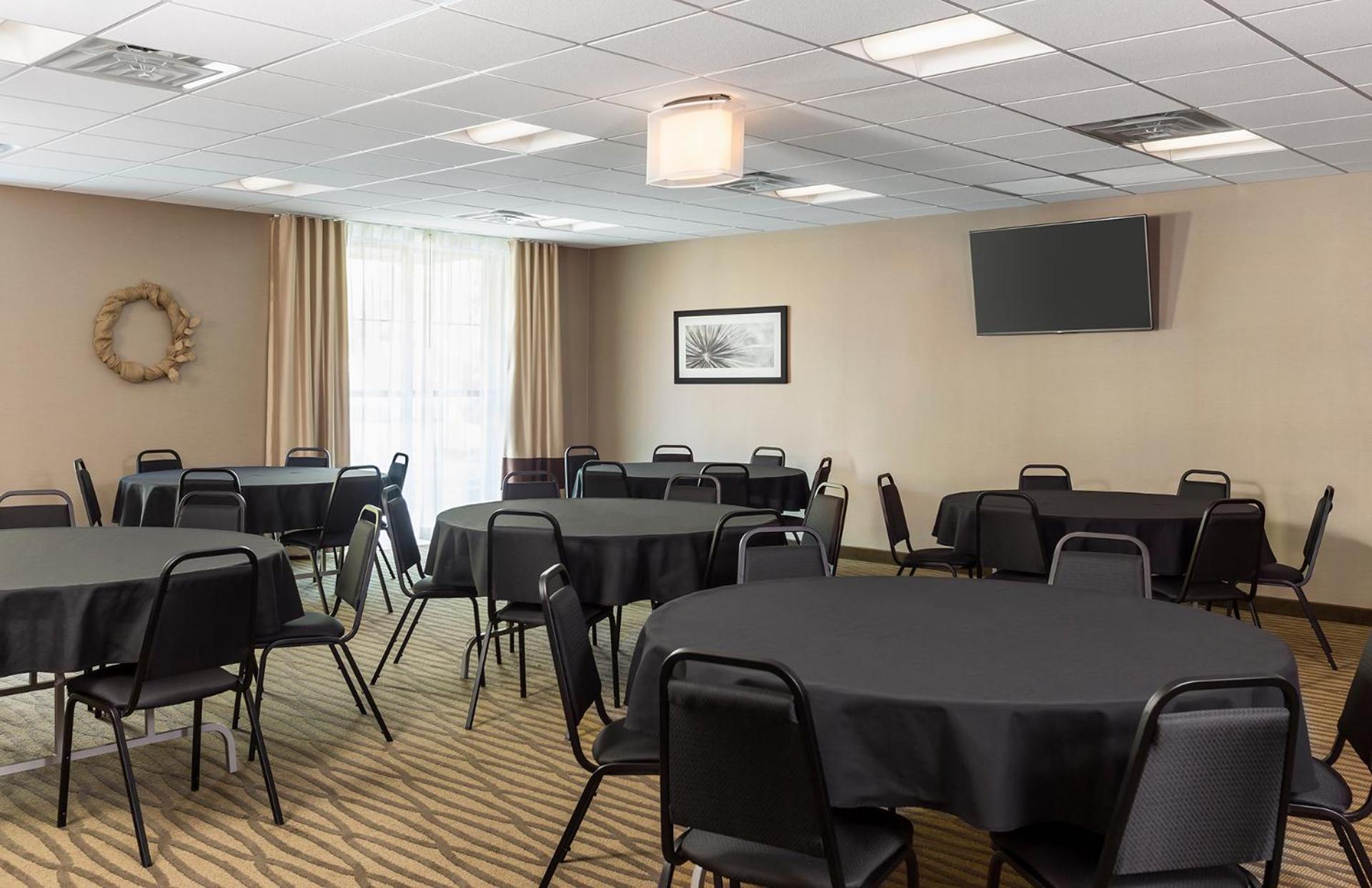 Comfort Suites Hartville-North Canton photo 23