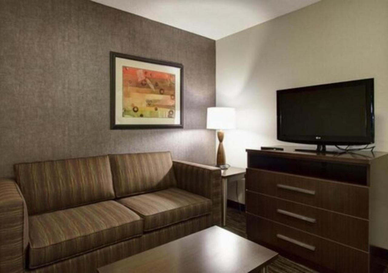 Holiday Inn Express & Suites North Fremont by IHG photo 3