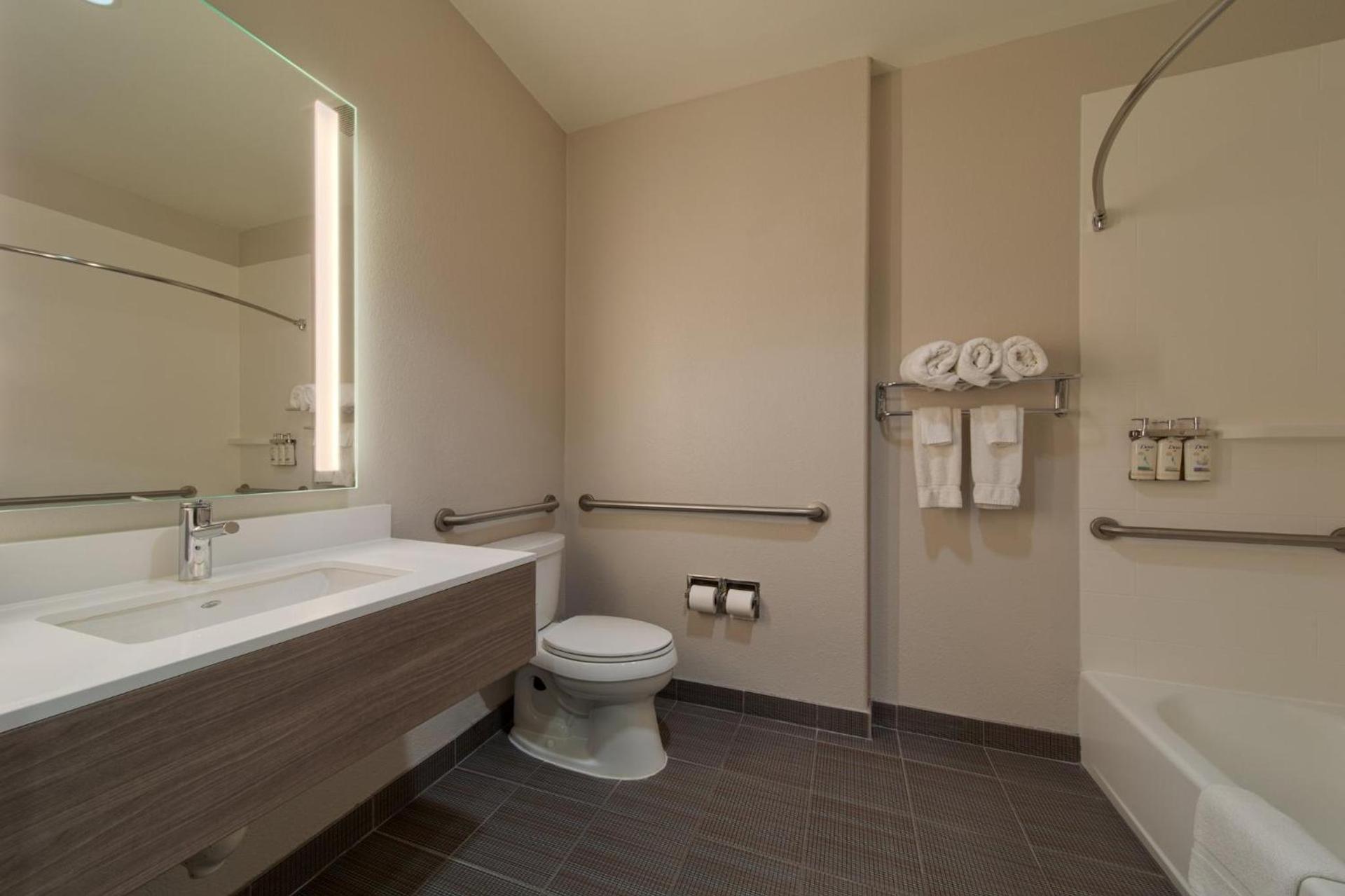 Holiday Inn Express & Suites Cleveland by IHG photo 78