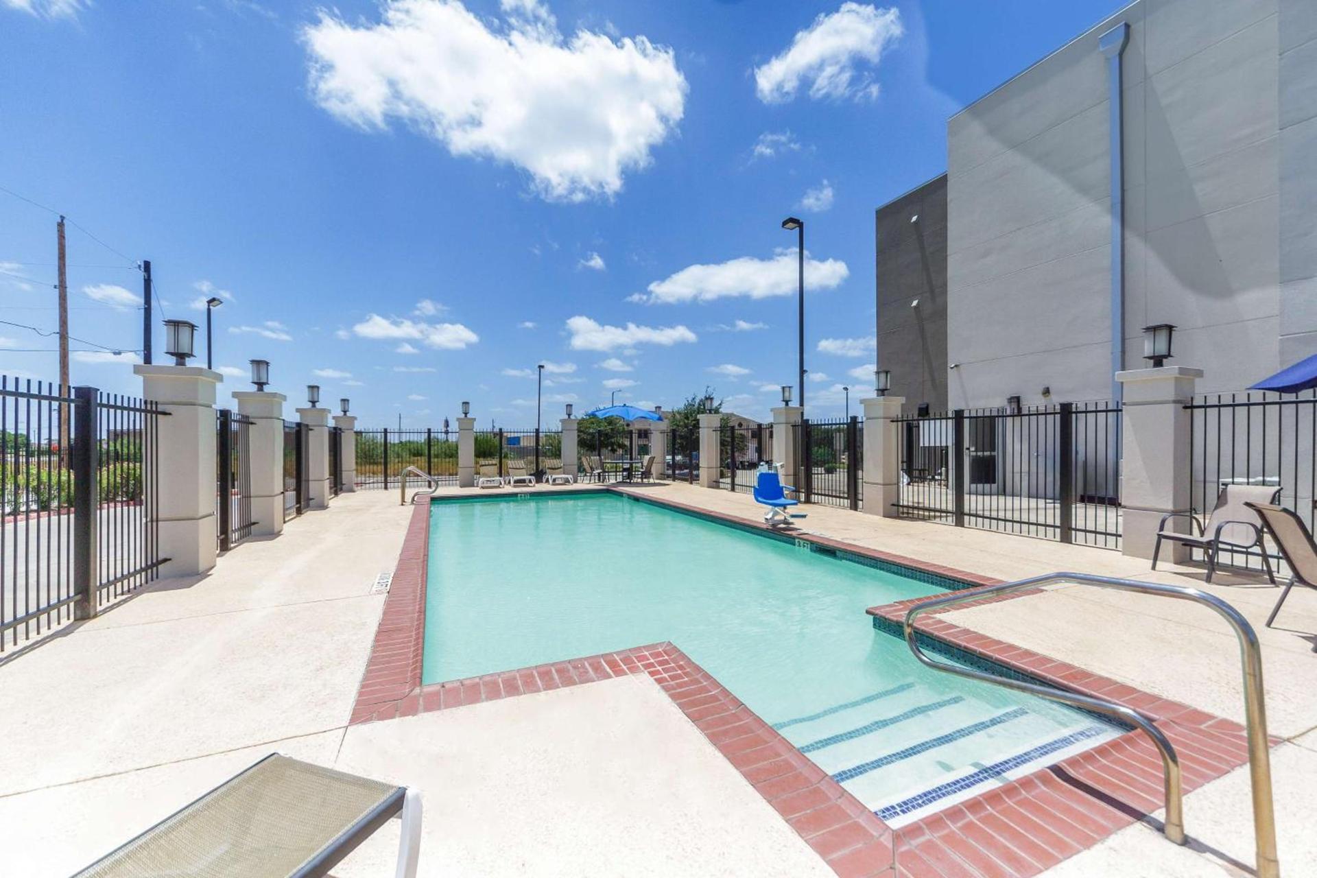 Motel 6-Laredo, TX - Airport photo 2