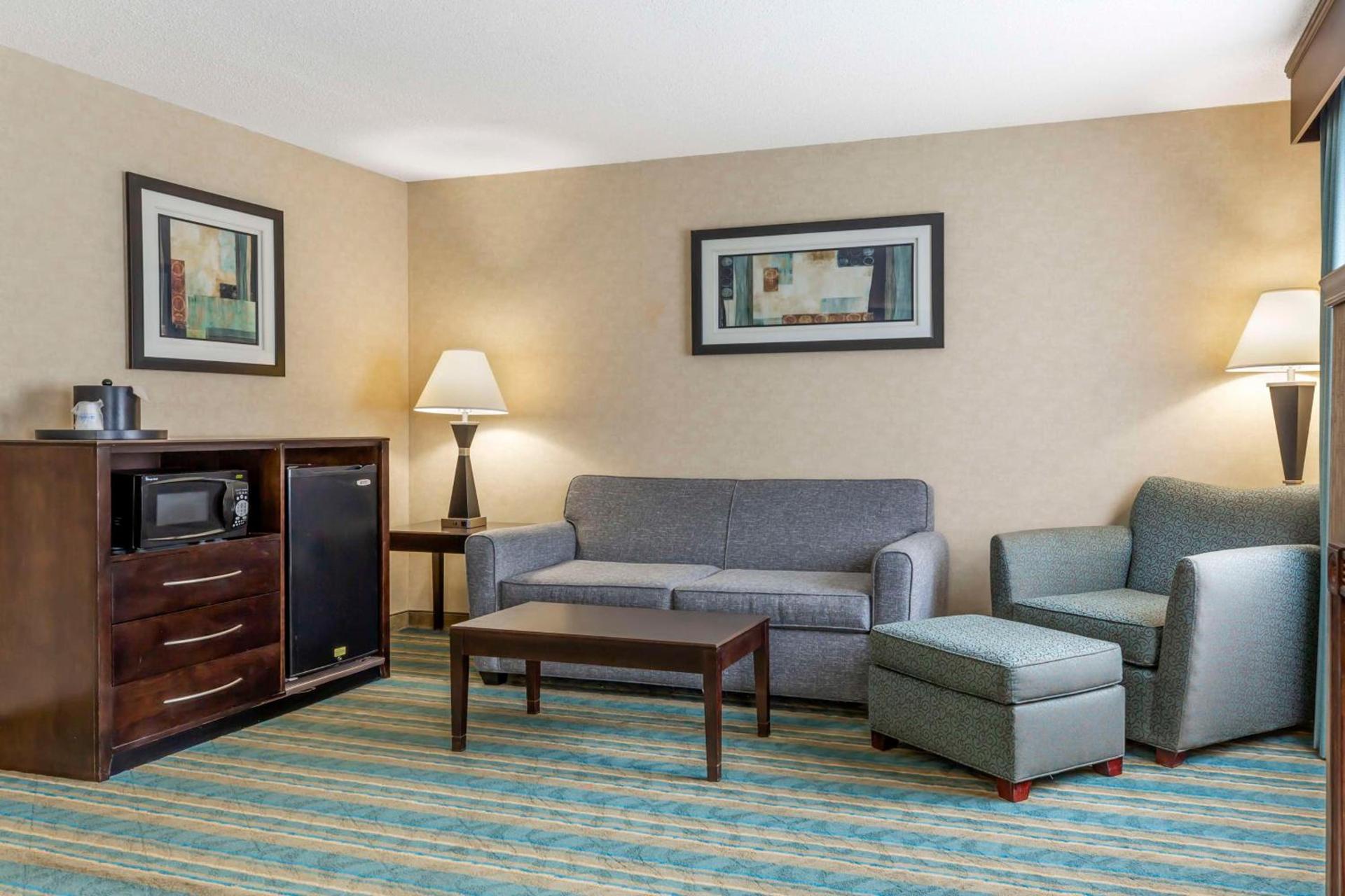 Best Western Plus Berkshire Hills Inn & Suites photo 4
