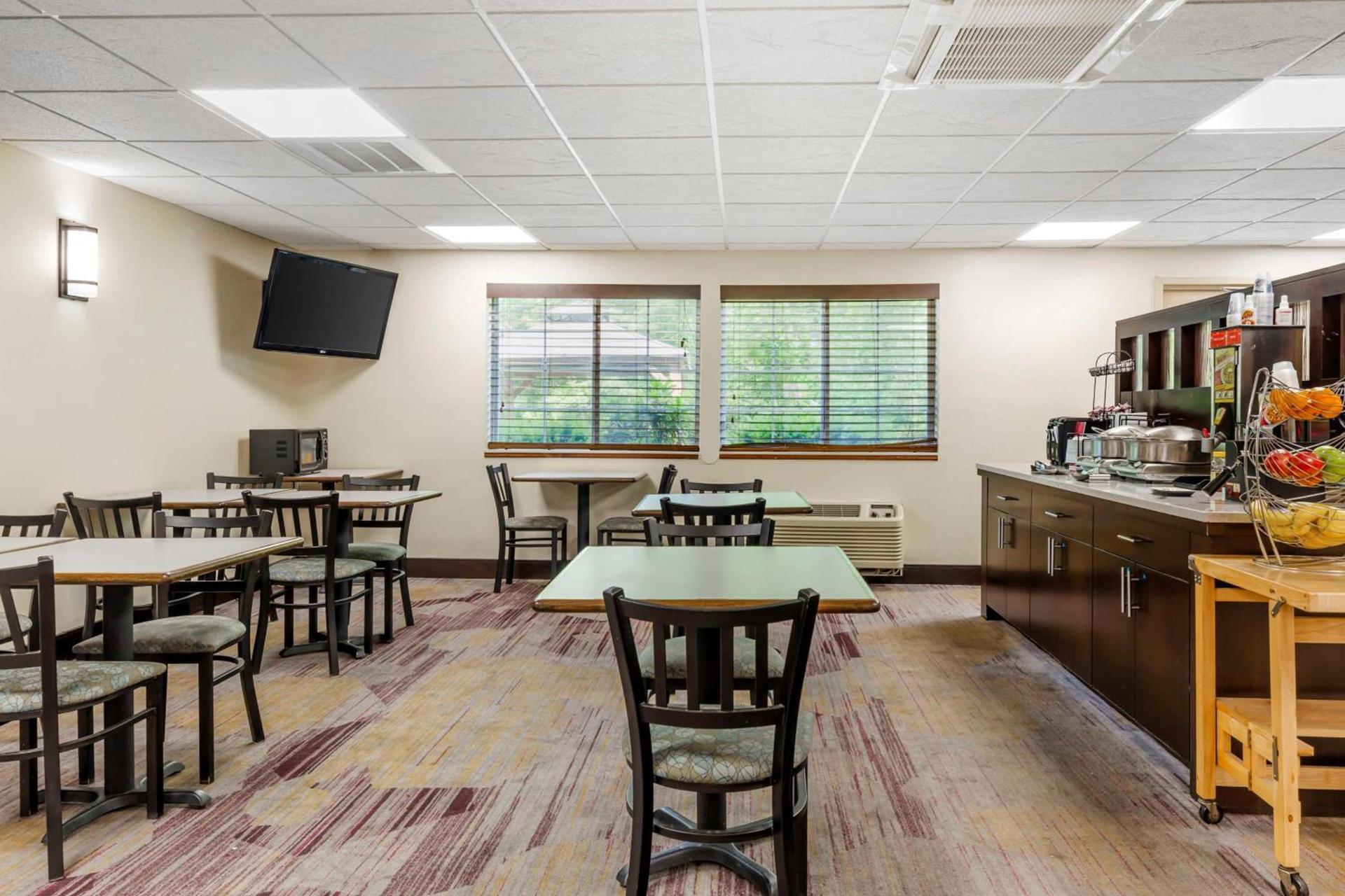 Best Western Plus Berkshire Hills Inn & Suites photo 12