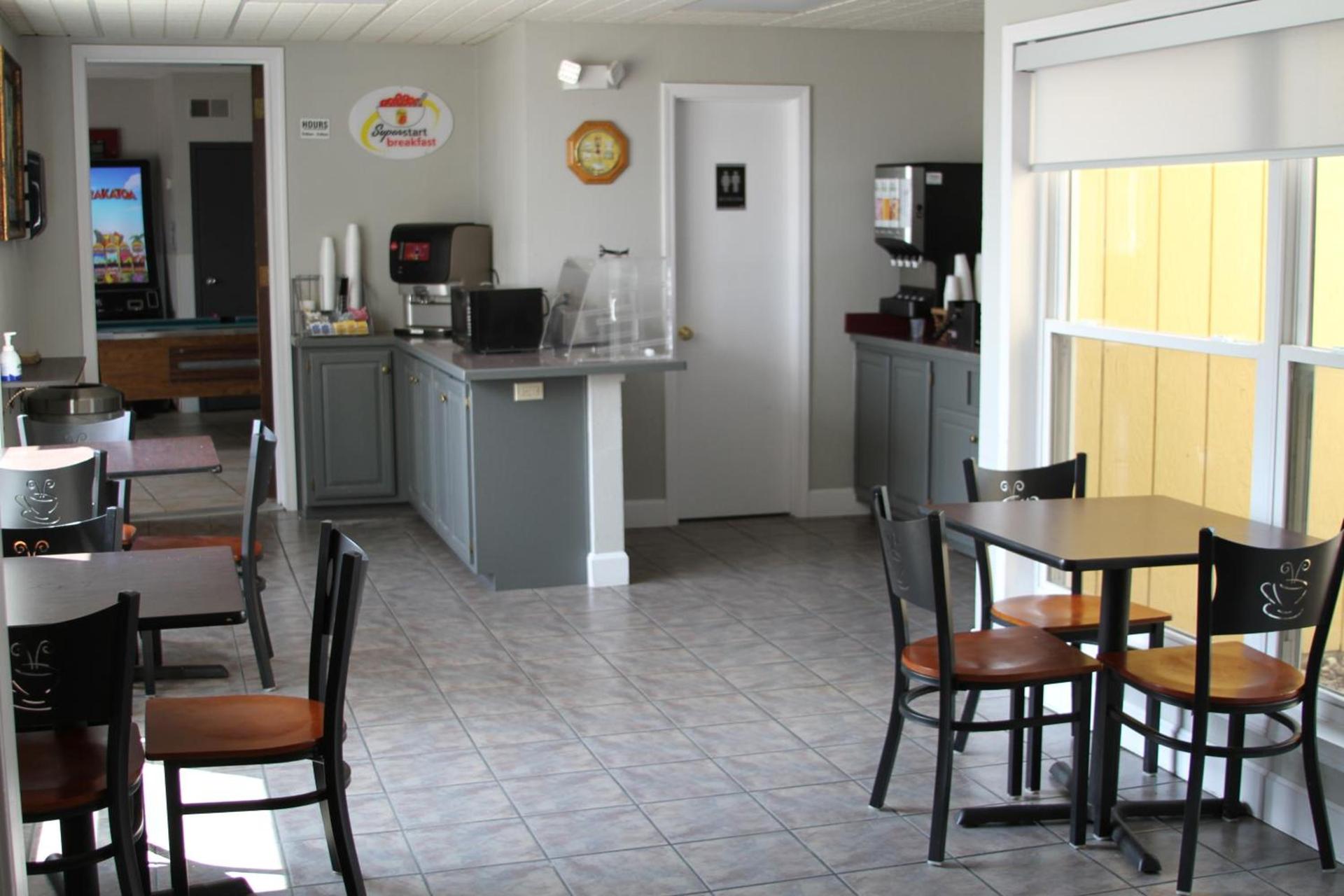 Super 8 by Wyndham Higginsville photo 11