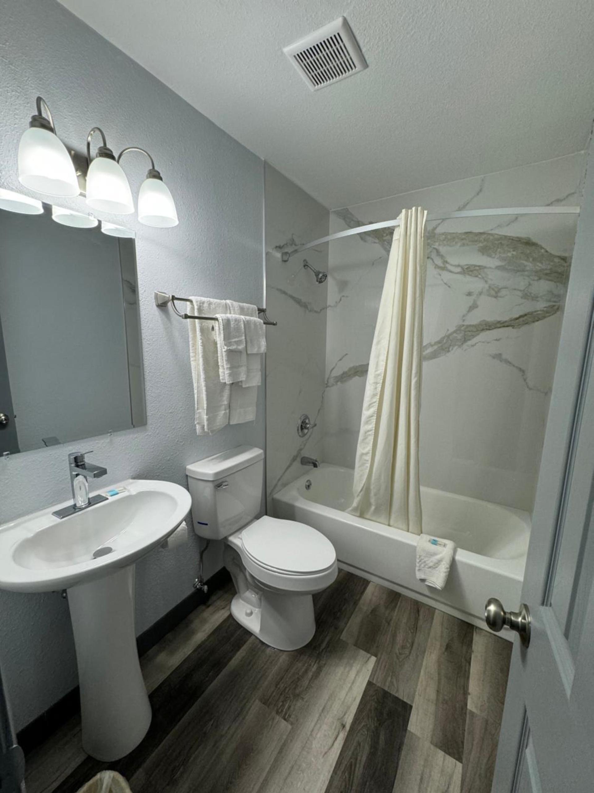 Days Inn by Wyndham Gainesville Hospital - University Area photo 7
