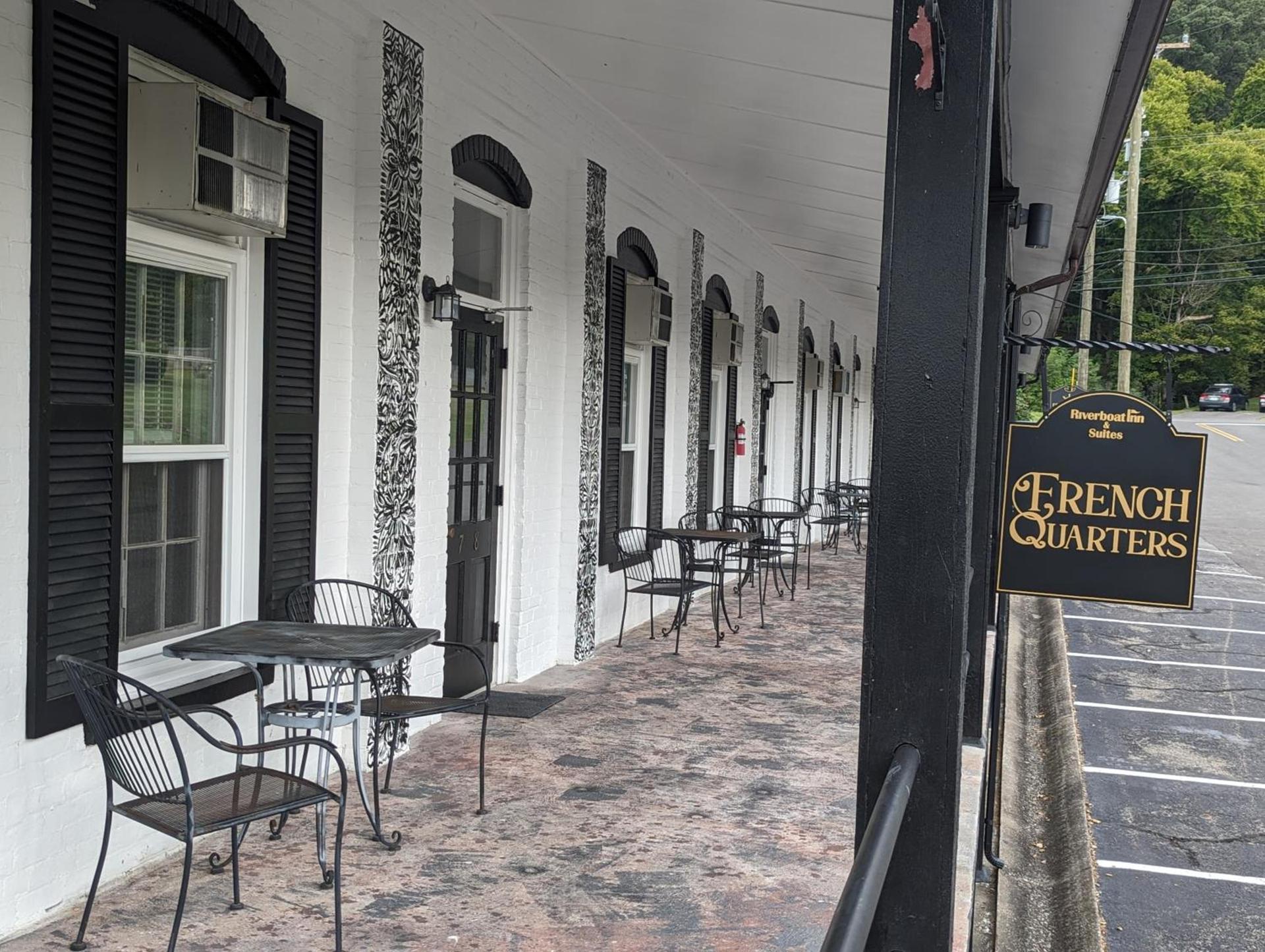 Riverboat Inn & Suites photo 81