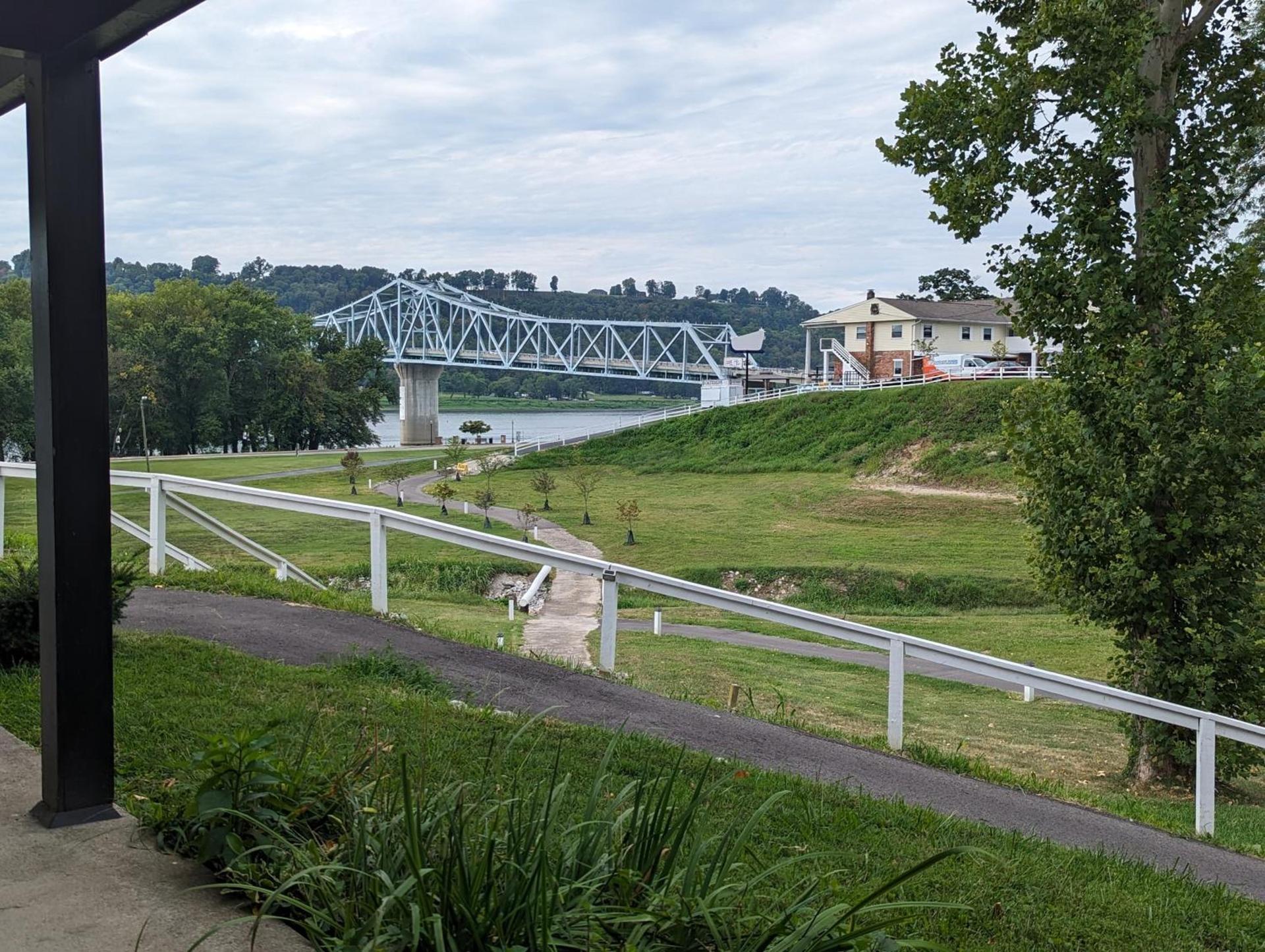 Riverboat Inn & Suites photo 11