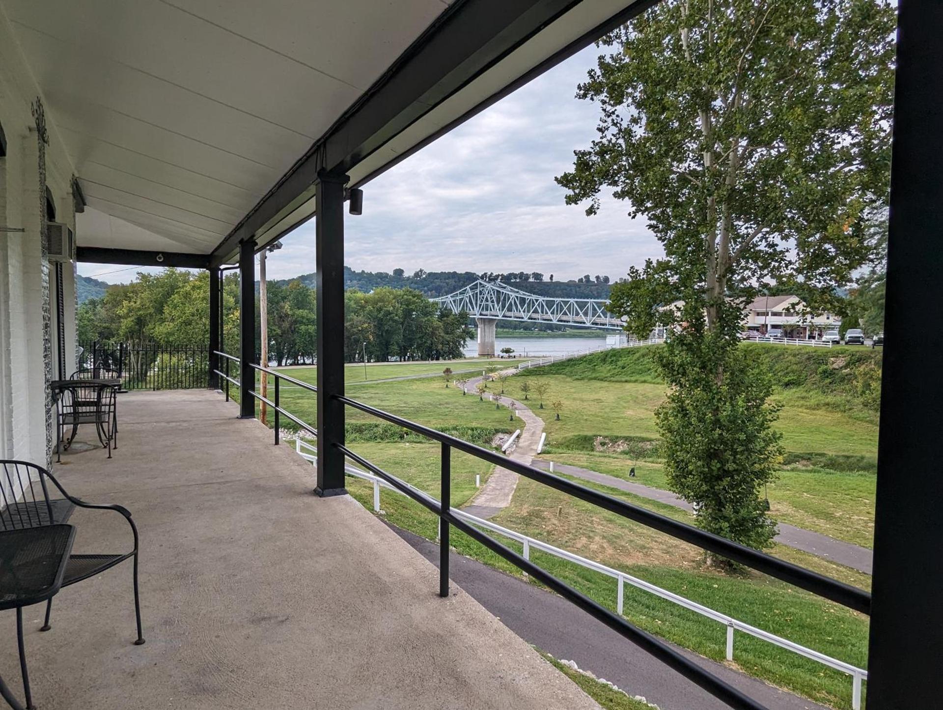 Riverboat Inn & Suites photo 10